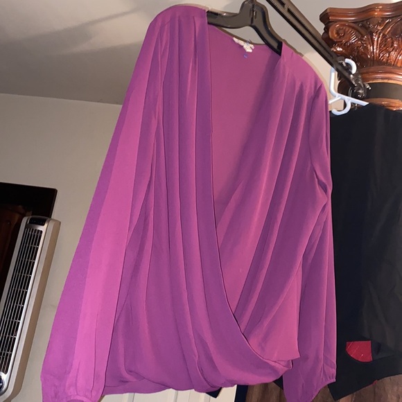 Purple silk like low cut blouse long sleeves - Picture 3 of 8